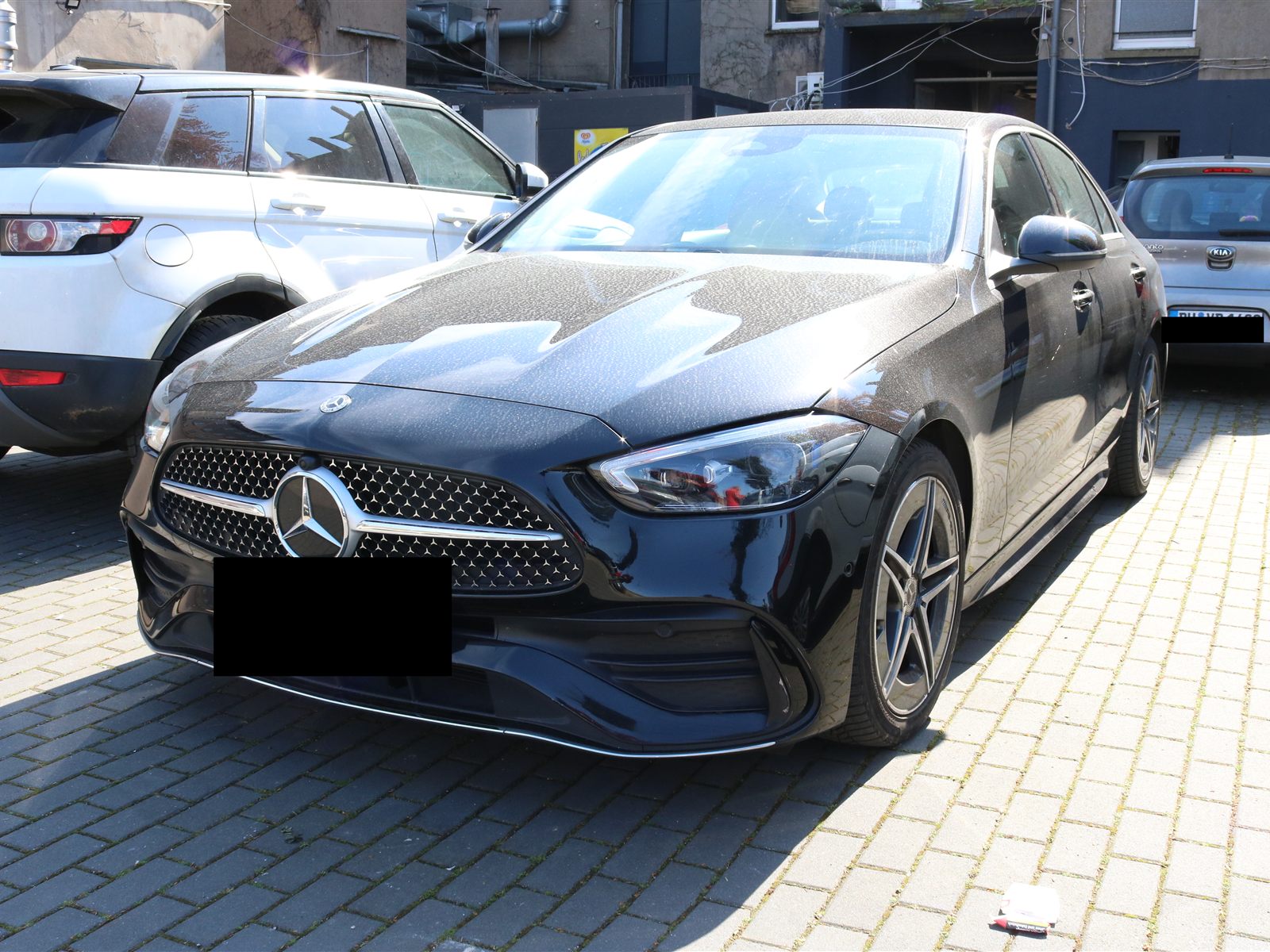 Schwarze Mercedes-Benz C-Klasse Limousine in der Frontansicht