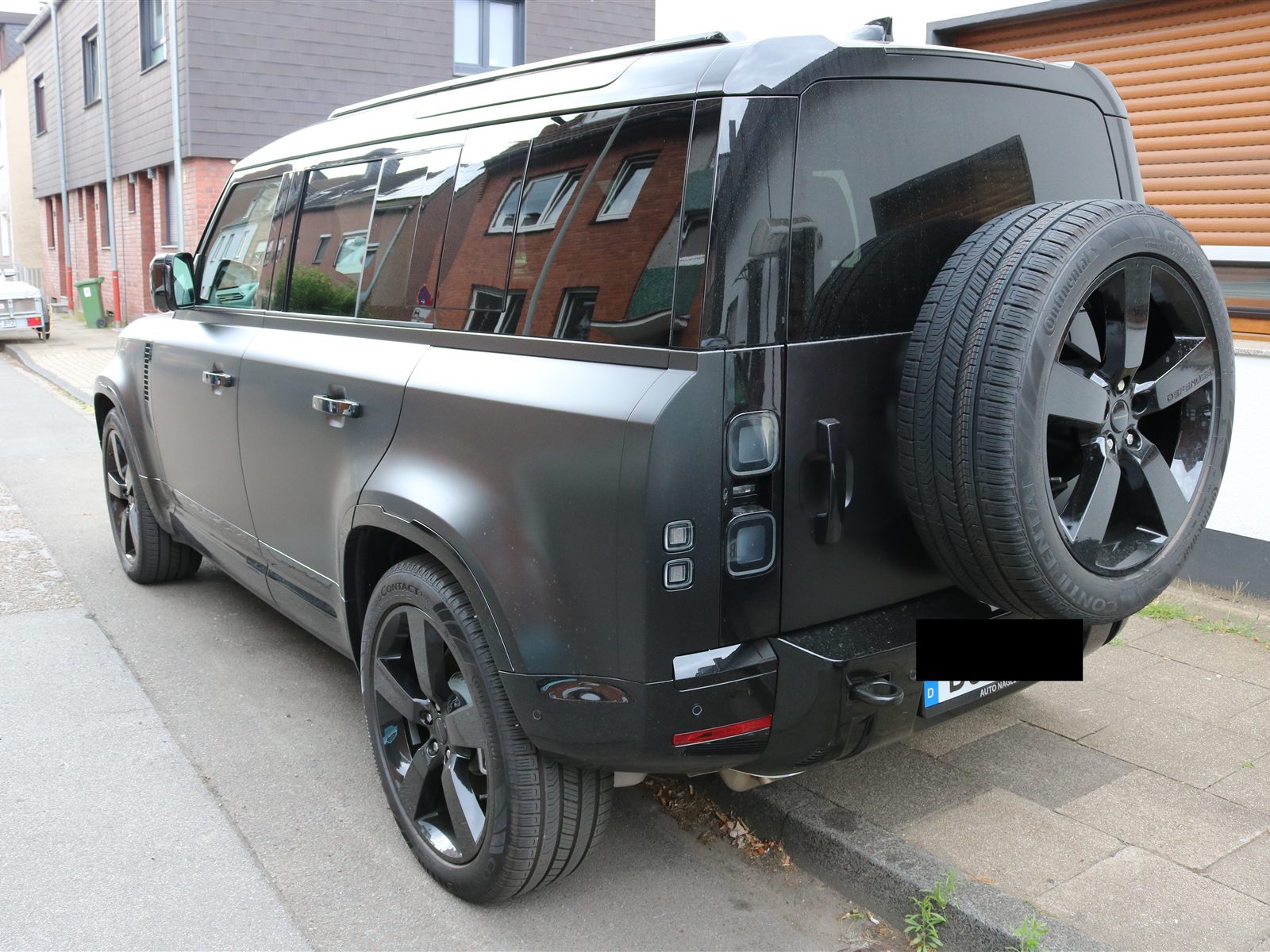 Schwarzer Land Rover Defender 110 in der Heckansicht