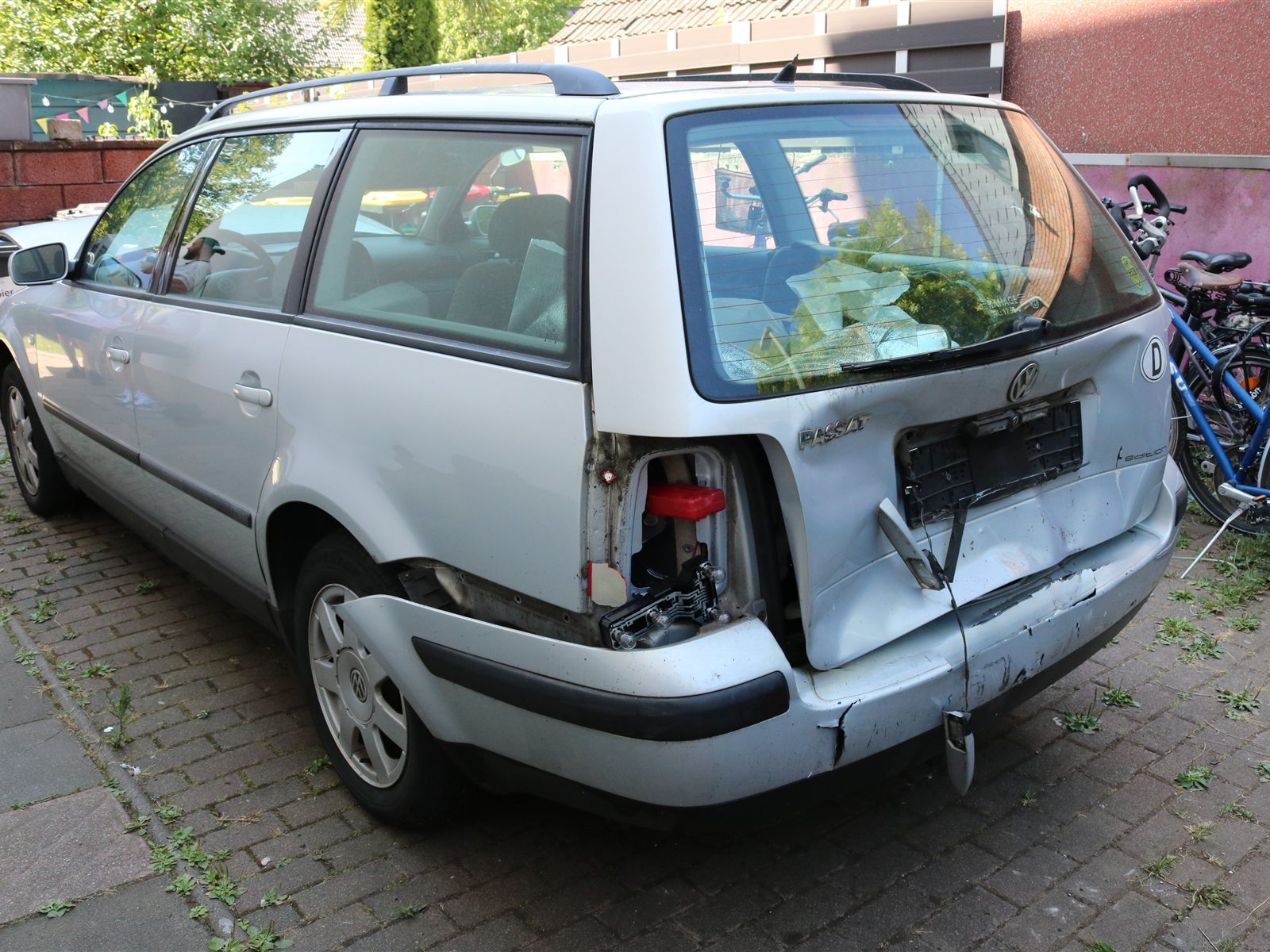 Heckschaden rechts an einem silbernen VW Passat Variant